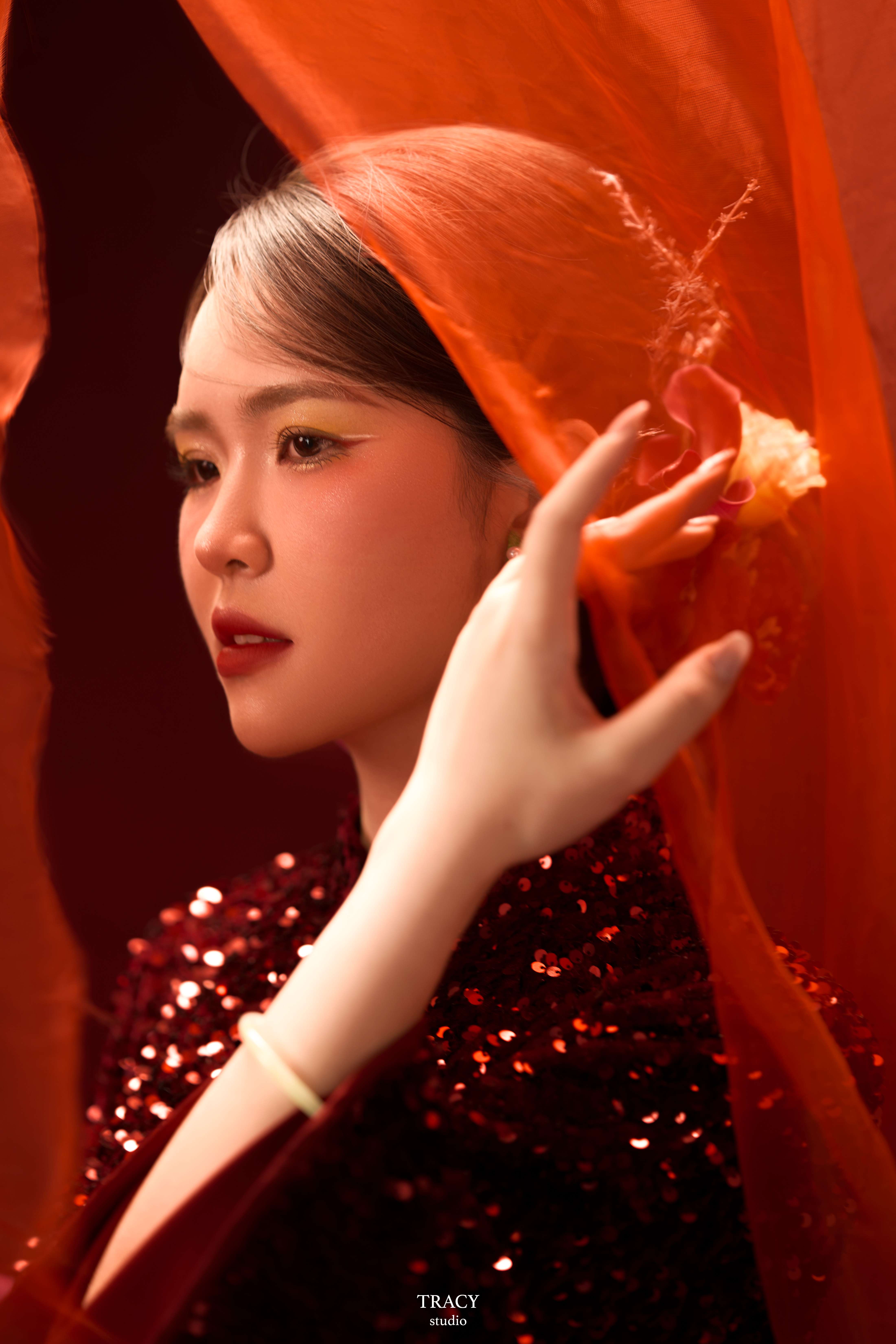 frontend/img/gallery/anh-tet-yem-ao-dai/tracy-studio-chup-concept-ao-dai-lap-lanh (3).jpg